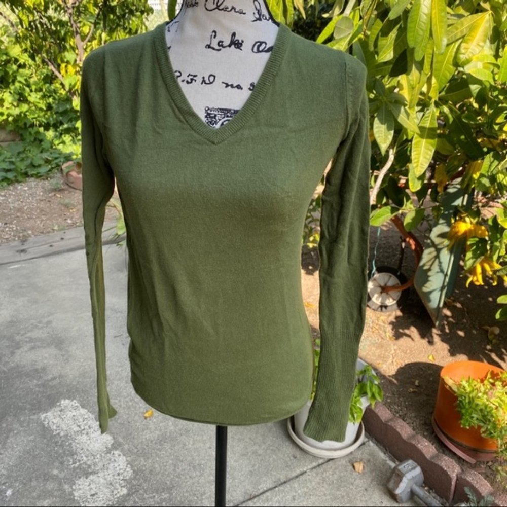EUC Mossimo Green V Neck Sweater